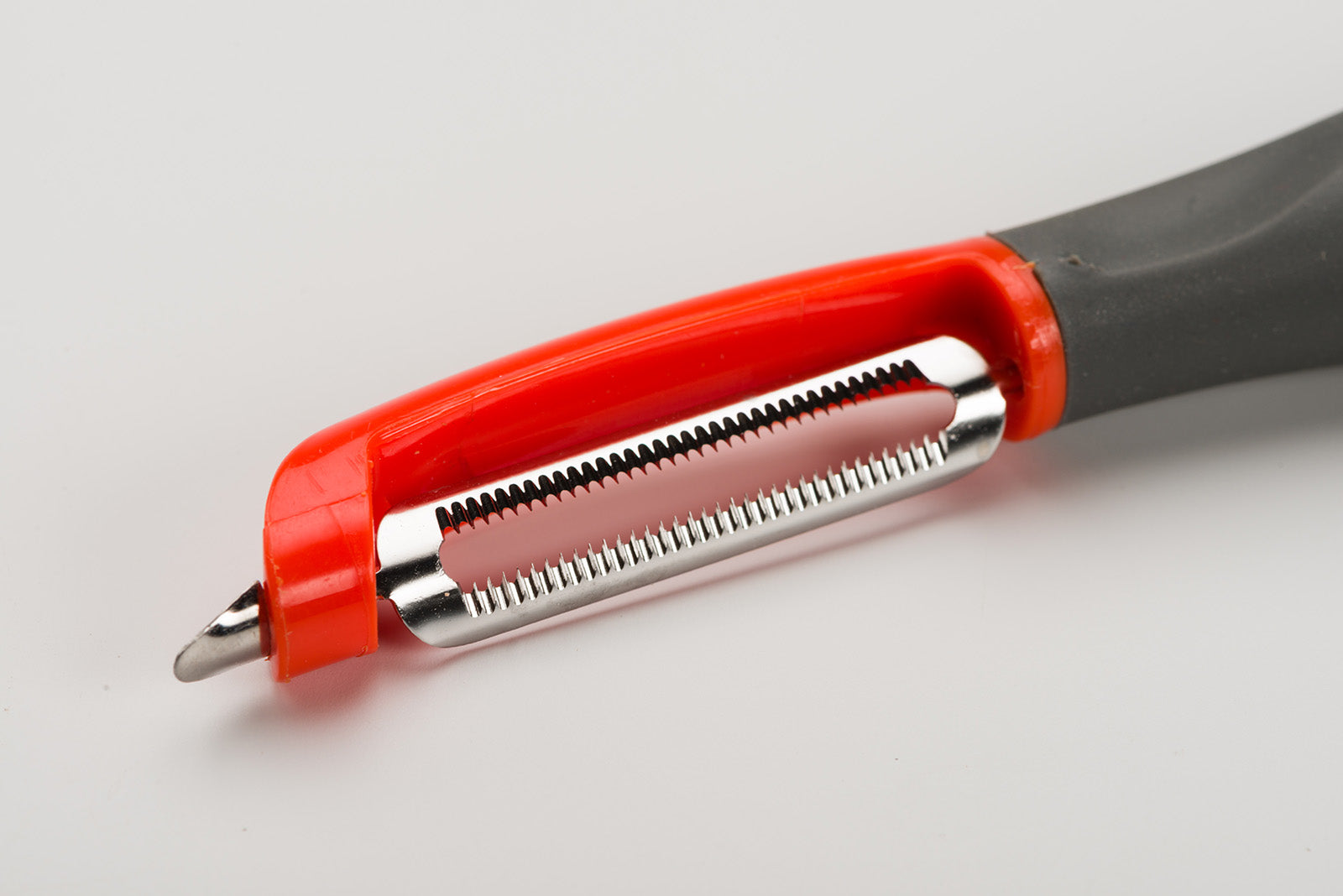 Mobi Serrated Fruit and Vegetable Peeler, Red