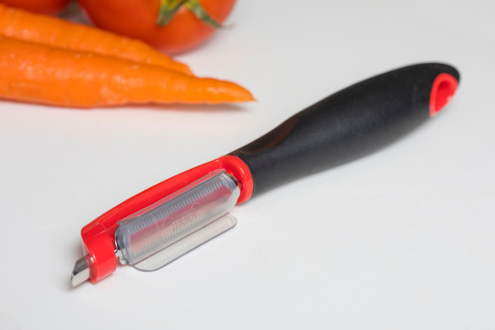 Mobi Serrated Fruit and Vegetable Peeler, Red