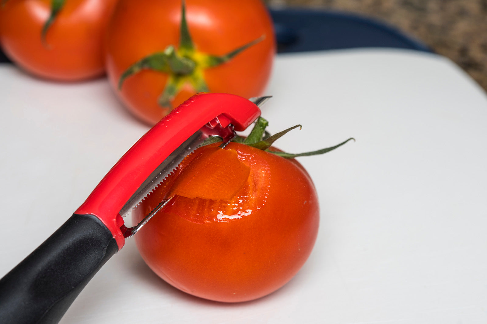 Mobi Serrated Fruit and Vegetable Peeler, Red