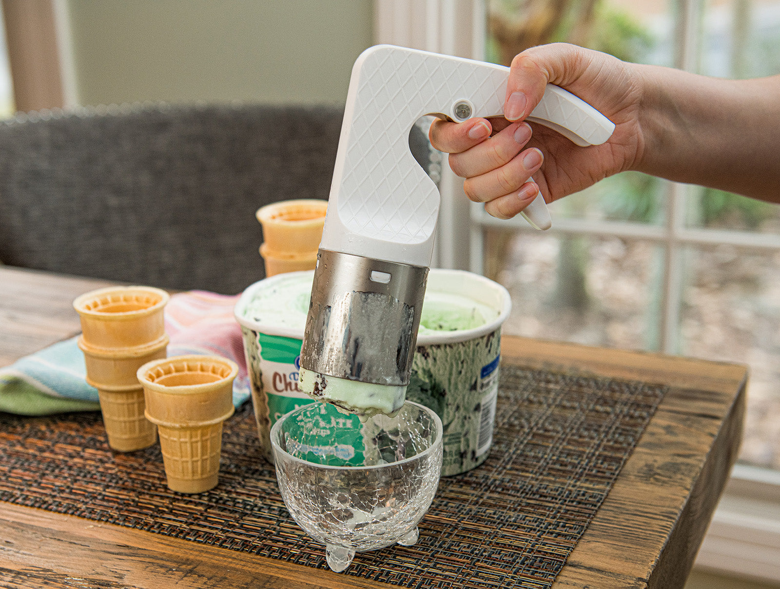 Mobi Ice Cream Parlor Scoop with Barrel-Shaped Scoop, White