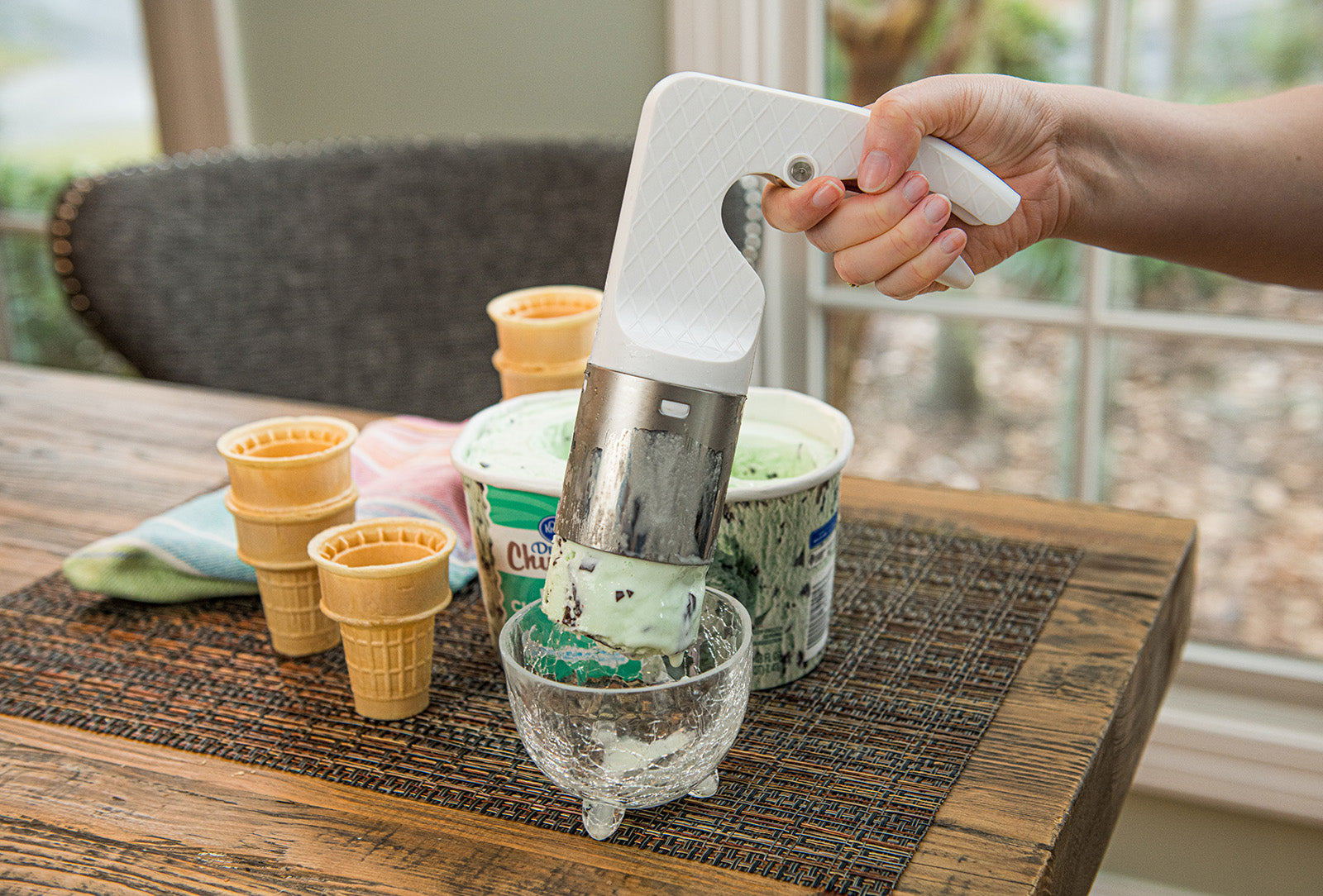 Mobi Ice Cream Parlor Scoop with Barrel-Shaped Scoop, White