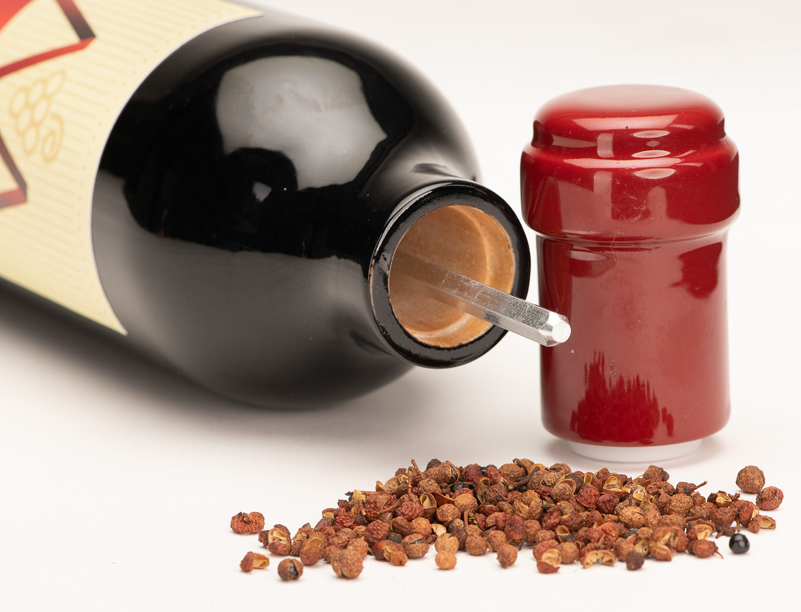 Mobi Wine Bottle Design Peppermill with Ceramic Grinding Mechanism