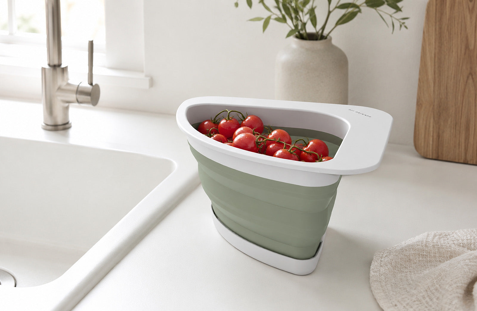 Henning Lee Corner Sink Colander, Triangular Sink Strainer for Fruits, Vegetables & Pasta