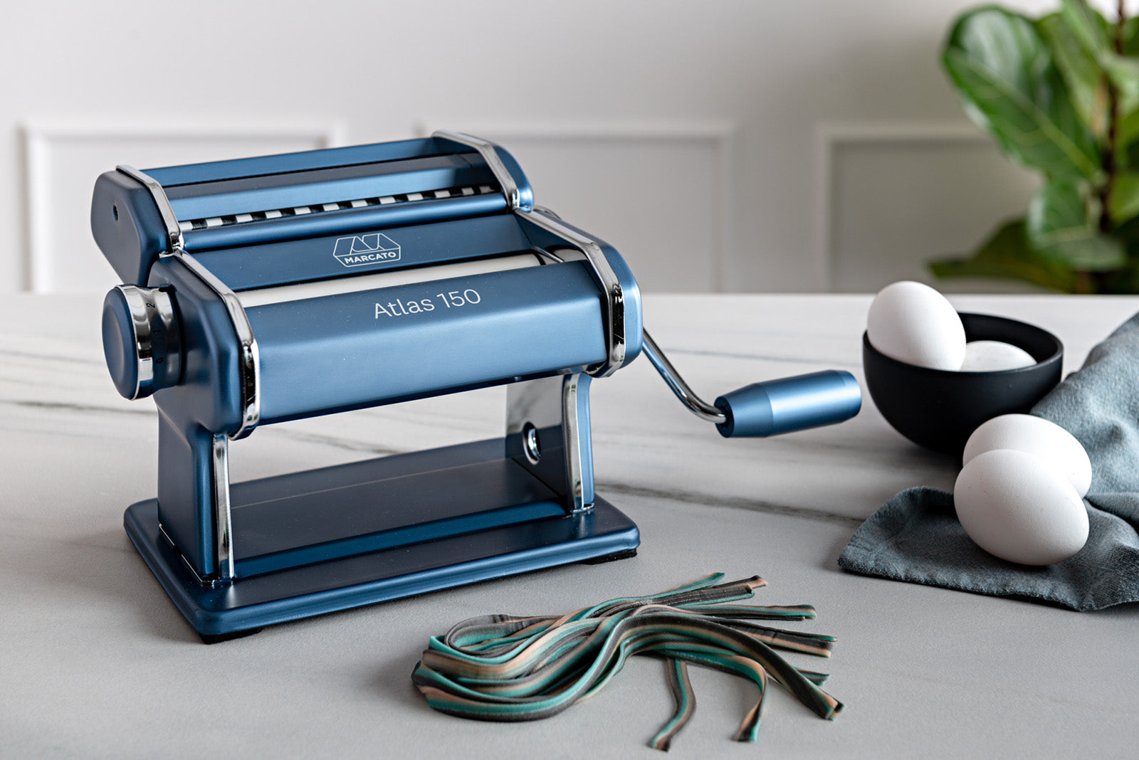 Marcato Atlas 150 Pasta Machine with Cutter, Hand Crank, and Instructions, Made in Italy, Powder Blue