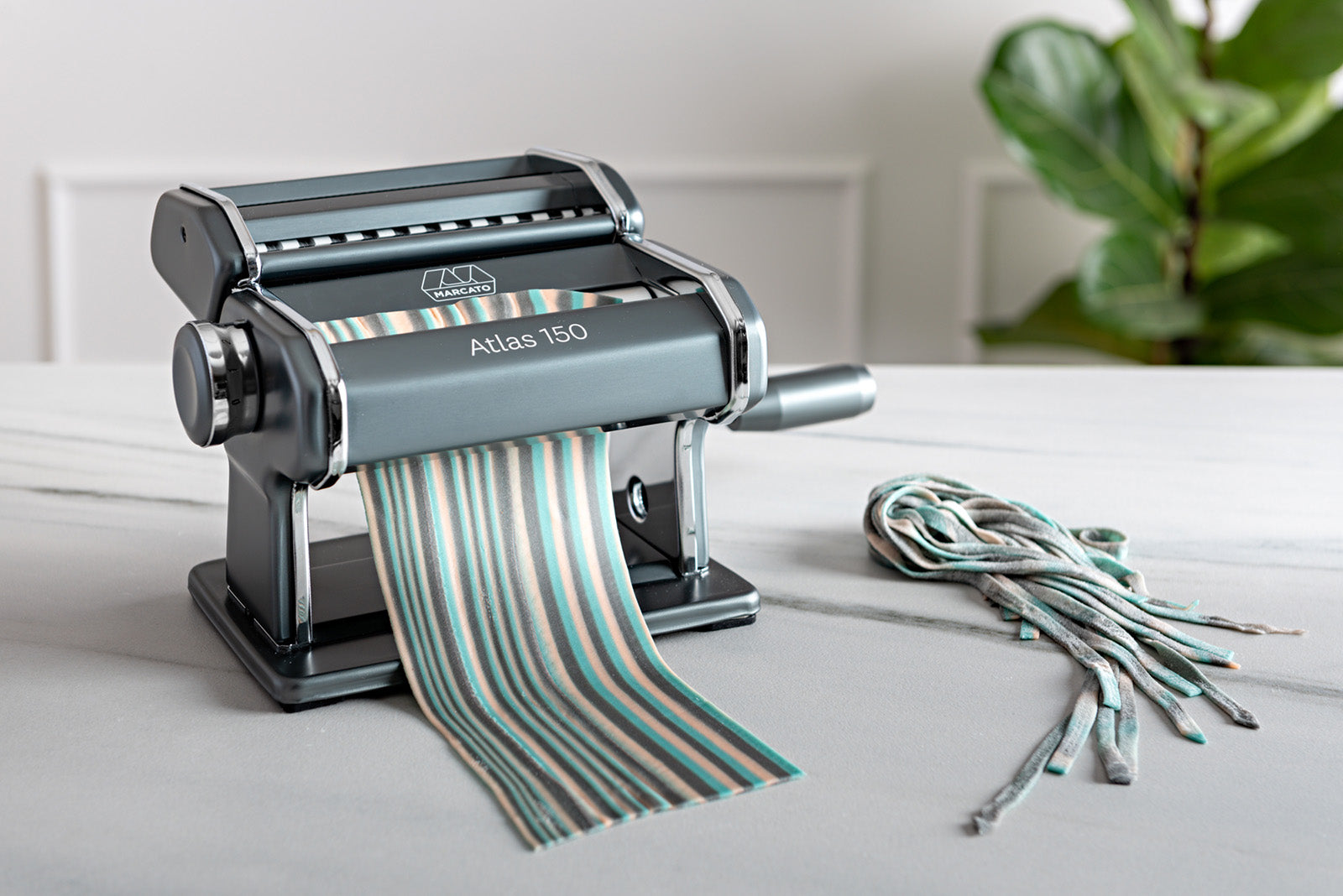 Marcato Atlas 150 Pasta Machine with Cutter, Hand Crank, and Instructions, Made in Italy, Powder Grey